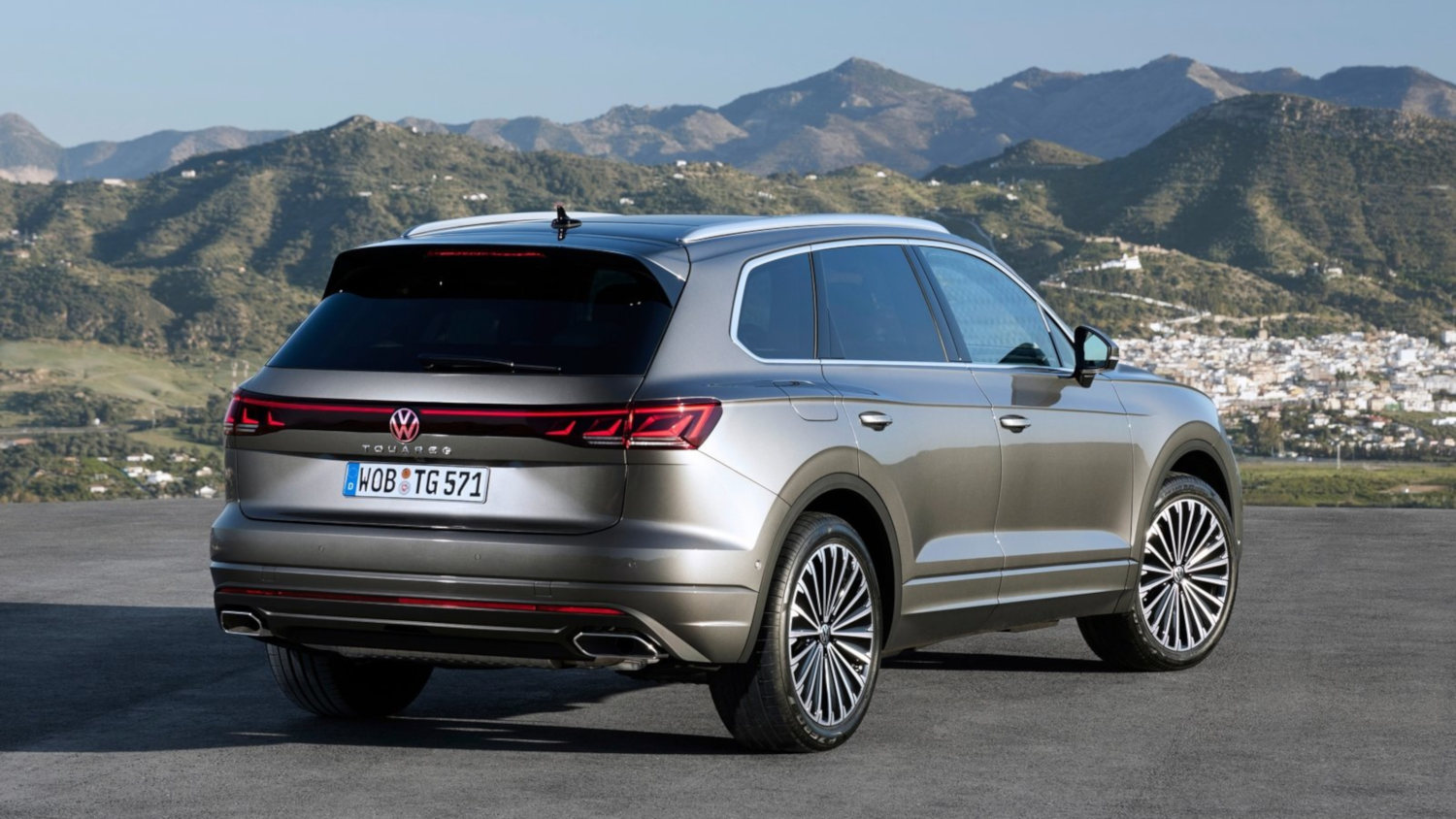 Volkswagen Touareg R Hybrid 2024 SUV Drive